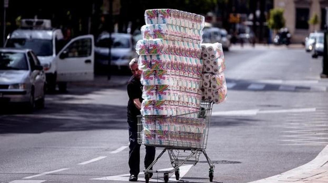Un cliente hace acopio de papel higiénico en Madrid en mayo de 2020.