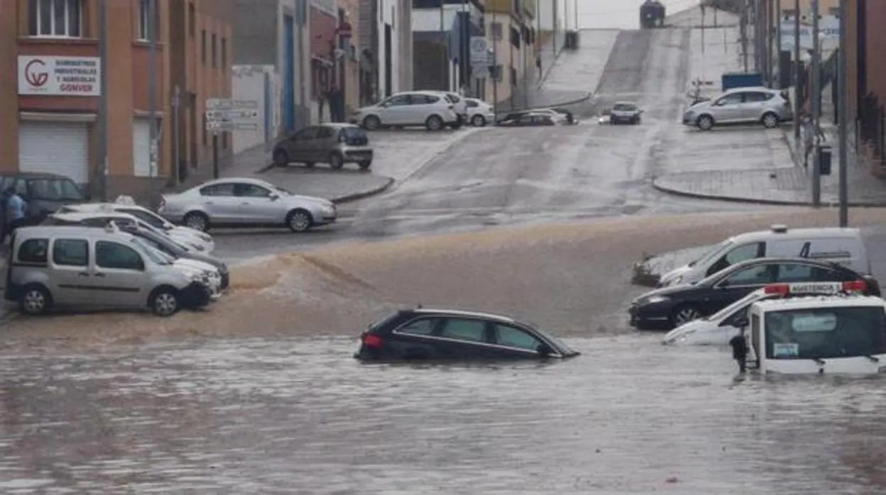 Varios vehículos inundados en una de las calles de Estepa el pasado 11 de agosto de 2020
