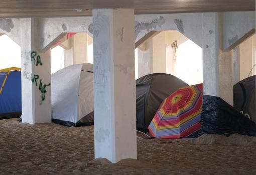 Acampada de personas sin hogar en los bajos de la Caleta.