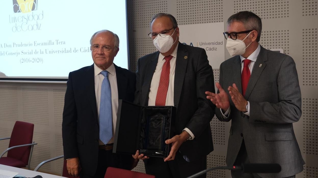 Prudencio Escamilla (en el centro) en un momento de la ceremonia.