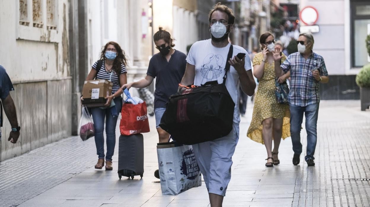 Turistas por el centro de Cádiz.