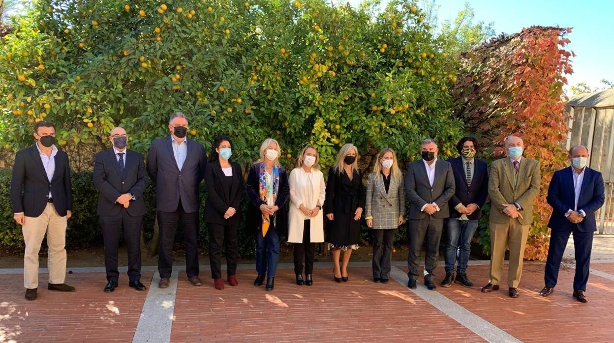 Foto de familia en la que están los miembros del Ayuntamiento de Cádiz y de la Junta de Andalucía.