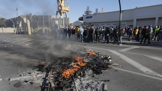 La huelga del Metal de Cádiz triunfa en las grandes factorías y deja un caos de tráfico en la Bahía