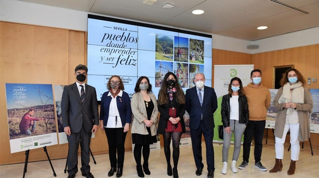 Villalobos junto con algunos de los protagonistas reales de la campaña de la Diputación sobre el emprendimiento rural