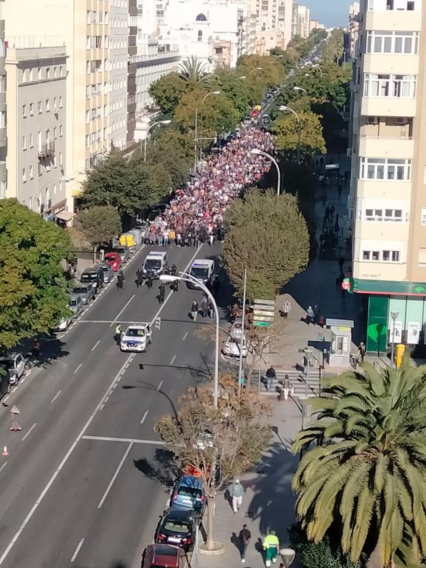 Vídeo: Caos de tráfico en la huelga del metal: los trabajadores cortan las tres principales arterias de Cádiz