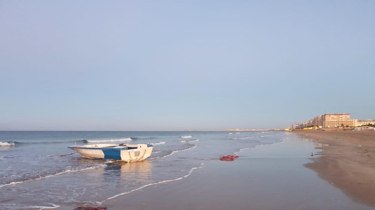 Las embarcaciones abandonadas en la playa de Cortadura tras el desembarco