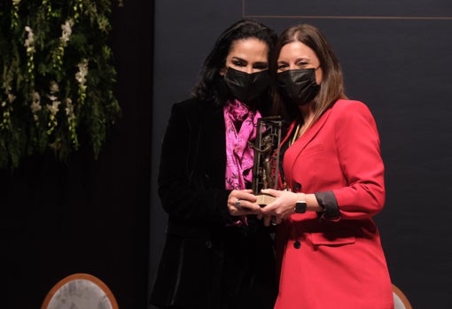 Lydia Cacho recibe el galardón de manos de la alcaldesa, Patricia Cavada