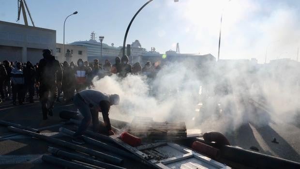 Caos de tráfico en la huelga del metal: los trabajadores cortan las tres principales vías de Cádiz