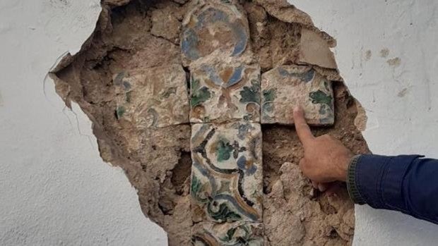 Aparece en una fachada de Utrera una bella cruz del siglo XVI