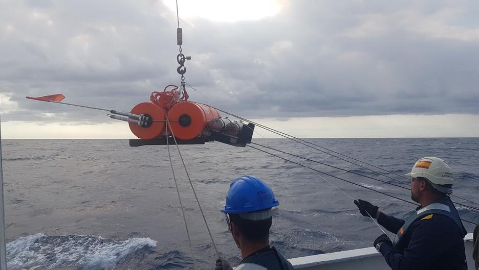 Vídeo: La Armada despliega dos sismómetros en el entono del volcán de La Palma para el estudio de la erupción