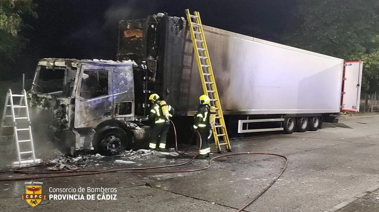 Sale ardiendo un camión en la Ciudad del Transporte, en Jerez