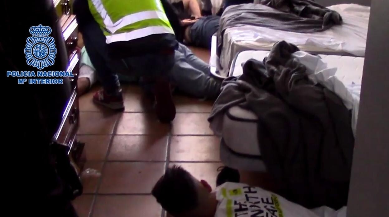 Imagen de la entrada y registro en una de las operaciones policlales realizada en San Fernando en los últimos meses con varios detenidos.