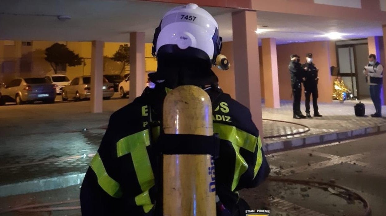 Muere una mujer en un incendio en la calle Eduardo Benot de Cádiz