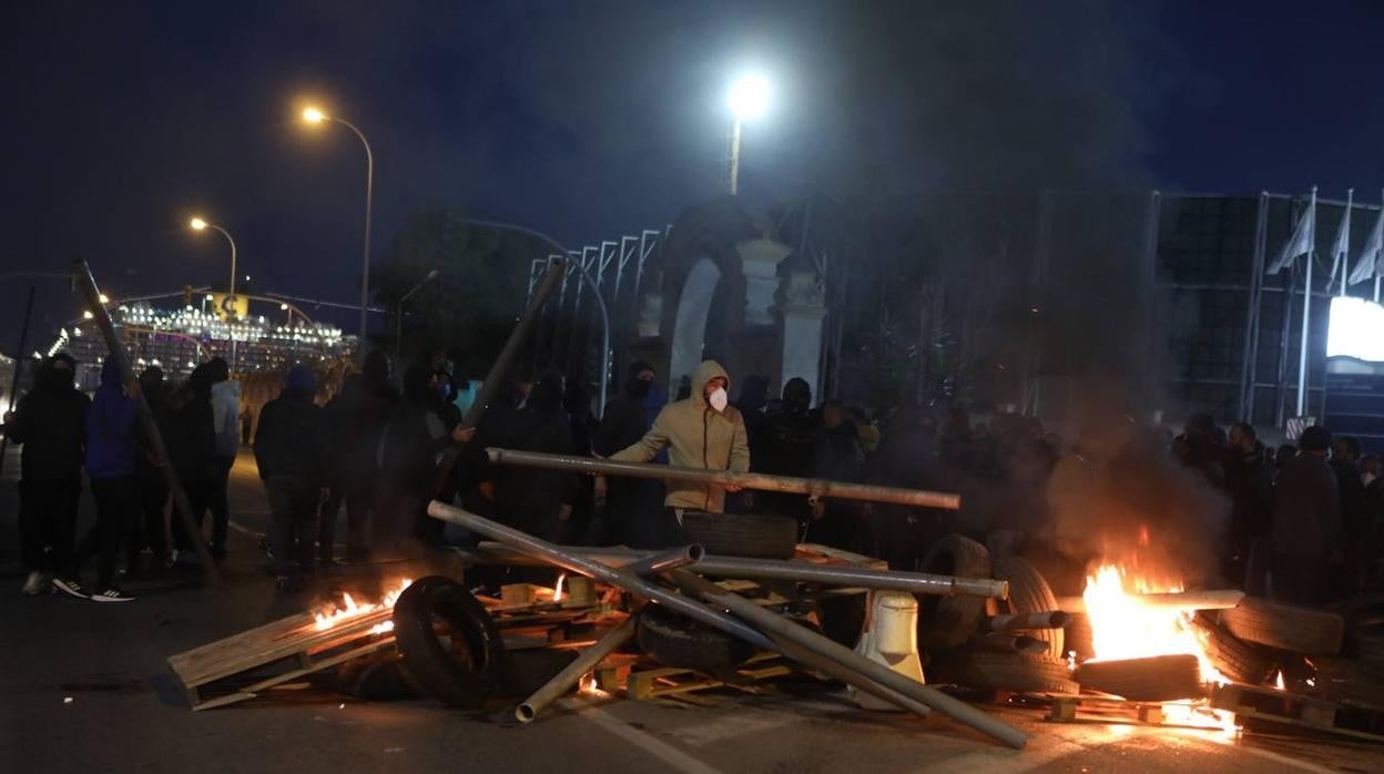 Una de las barricadas montada en la carretera industrial.