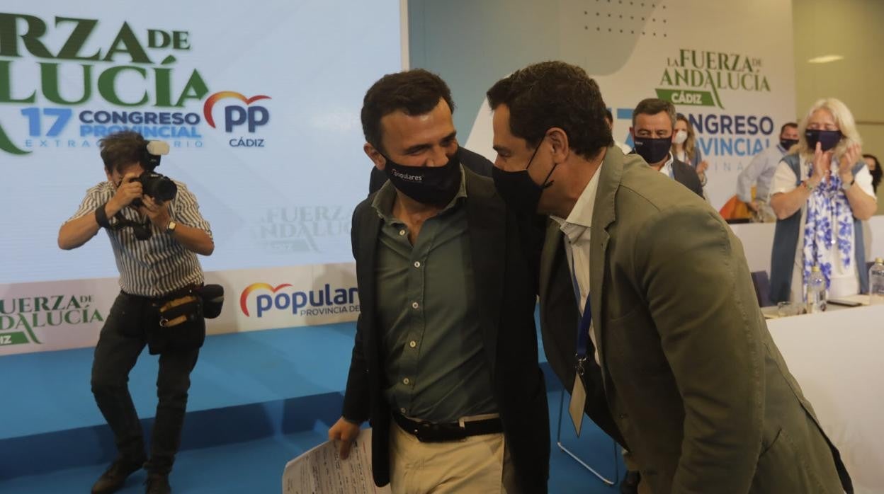 El presidente del PP andaluz, Juanma Moreno, junto al presidente del PP de Cádiz, Bruno García.