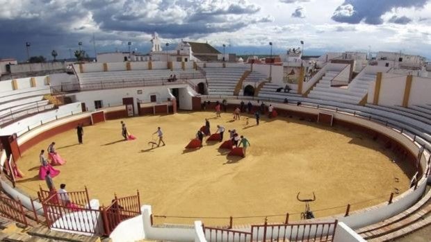 La plaza toros de Guillena, escenario del rodaje de una serie de la RAI, la televisión pública italiana