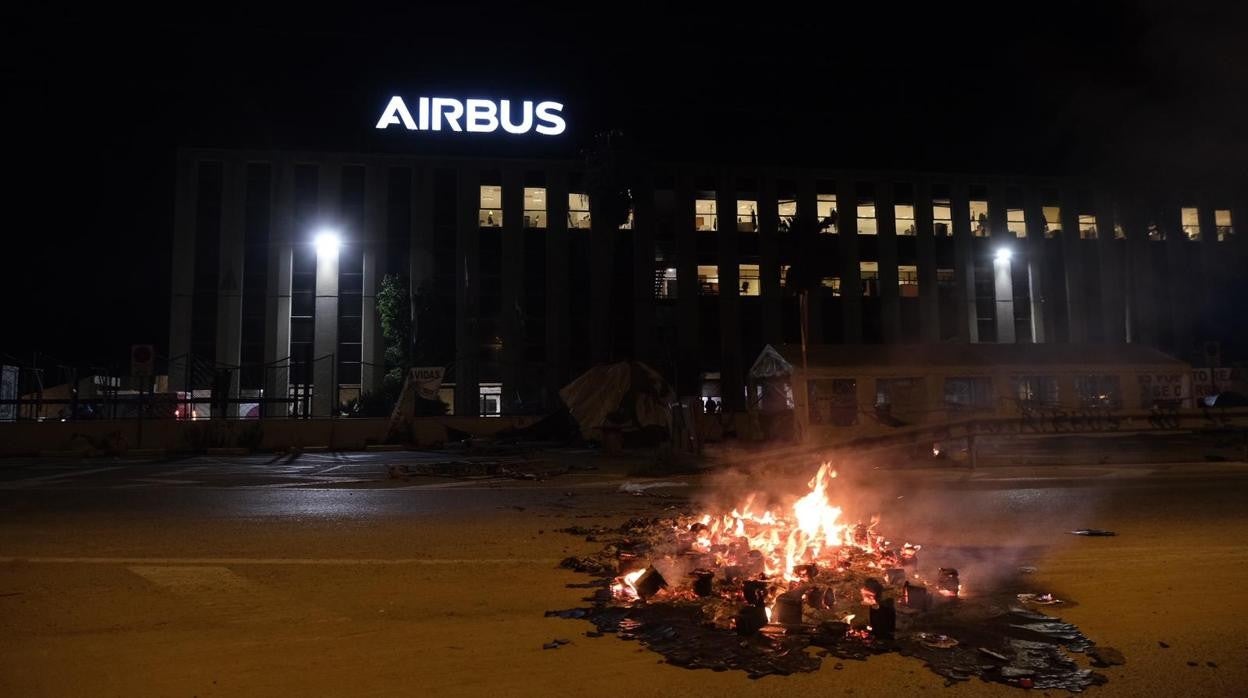 Piquete a las puertas de Airbus este martes, en el primer día de huelga