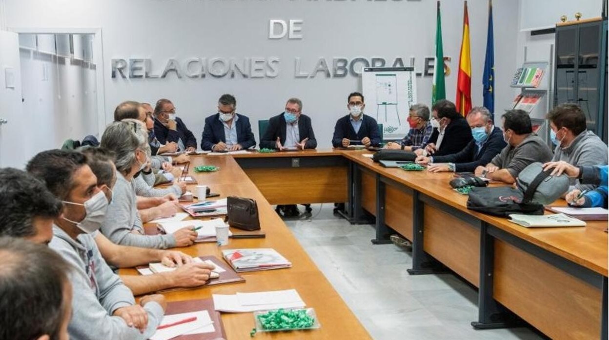 Sindicatos y patronal vuelven a reunirse para negociar en Sevilla