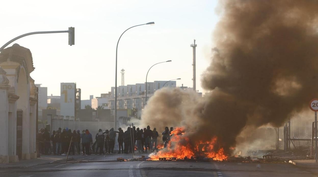 Radicales en las puertas del astillero de Cádiz donde quemaron un coche este miércoles