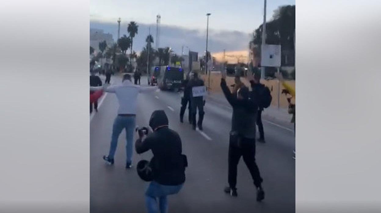 Vídeo: Trabajadores del metal en Cádiz intentan superar el cordón policial