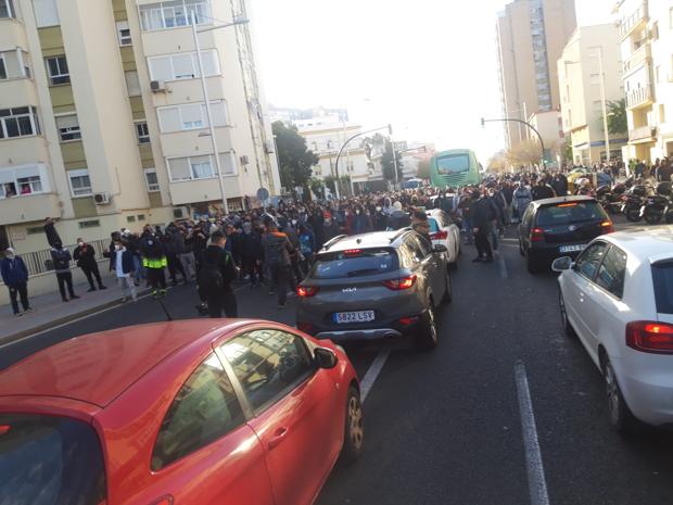 Mucha tensión y cargas policiales en el puente de la Constitución