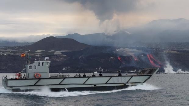 Las lanchas gaditanas de la Armada ya han trasladado a más de un centenar de agricultores en La Palma