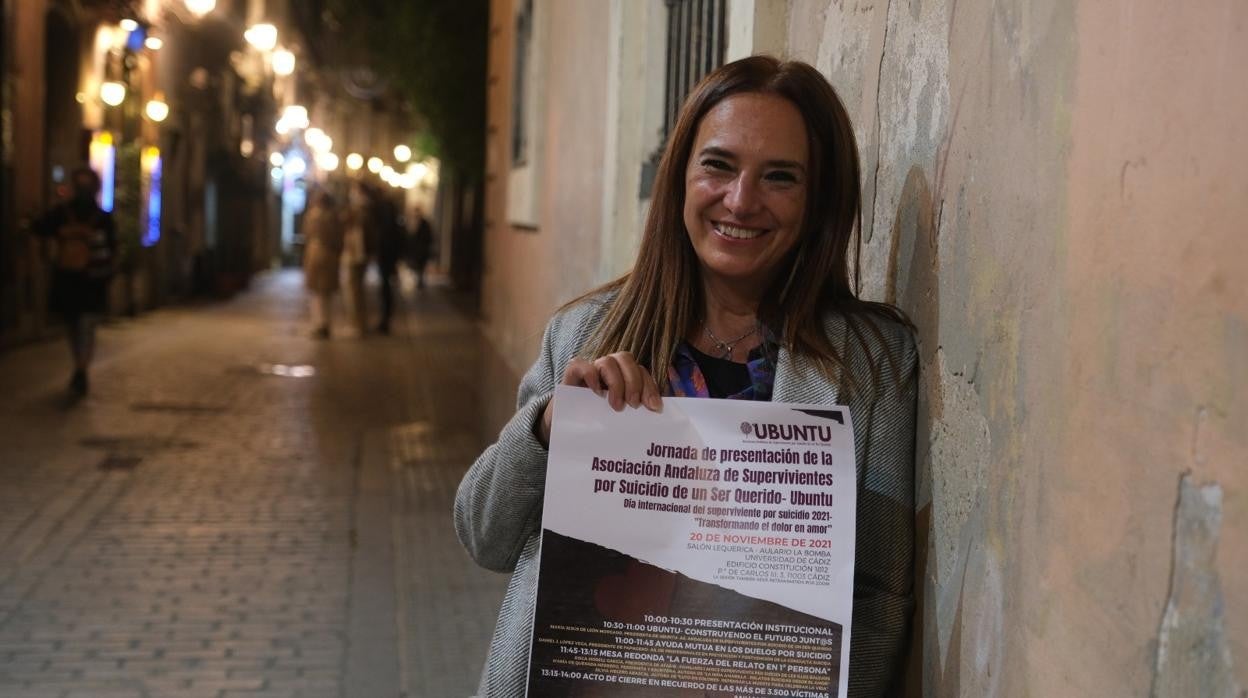 María Jesús de León, con el cartel de la presentación, el pasado noviembre en el centro de Cádiz.