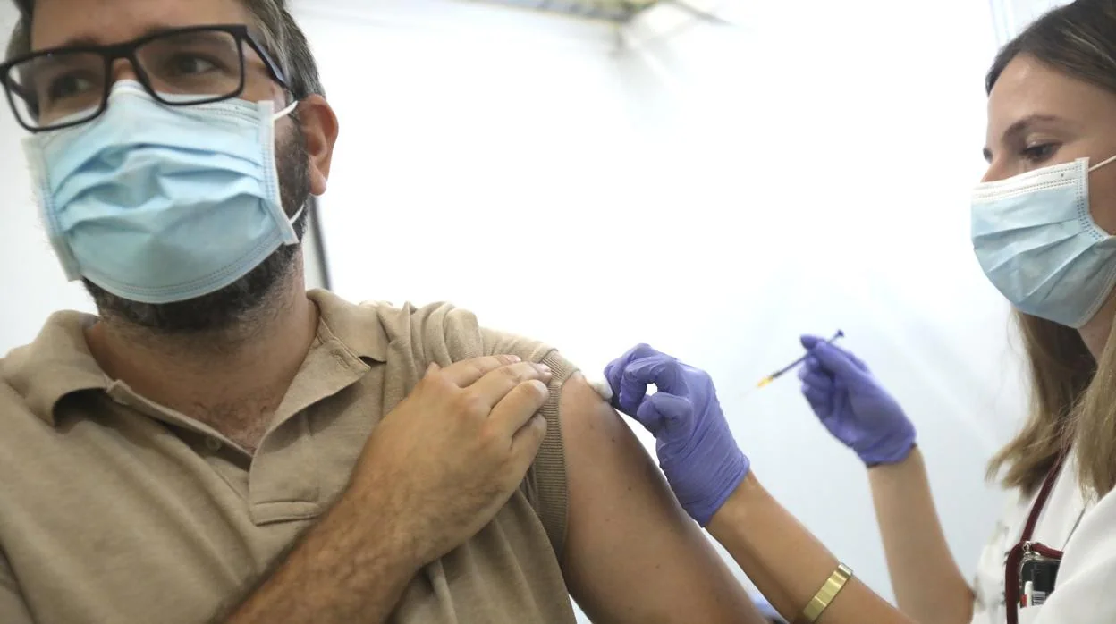 Más de 105.000 gaditanos han recibido ya la tercera dosis de la vacuna del coronavirus