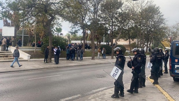 Calma tensa frente al edificio de la patronal en Cádiz