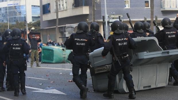 Un policía en Cádiz: «Muchas veces te dan ganas de irte, que arda todo. Te sientes abandonado»