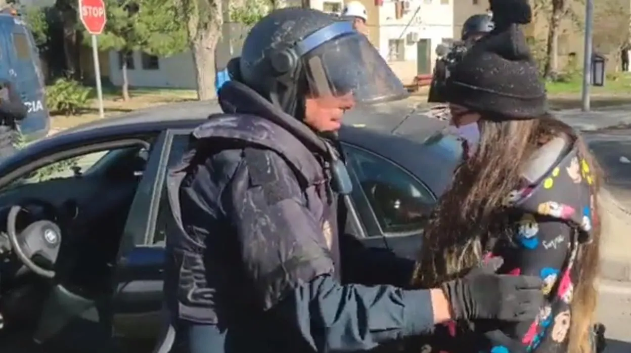 Policía consuela a una joven en la huelga del Metal en Cádiz