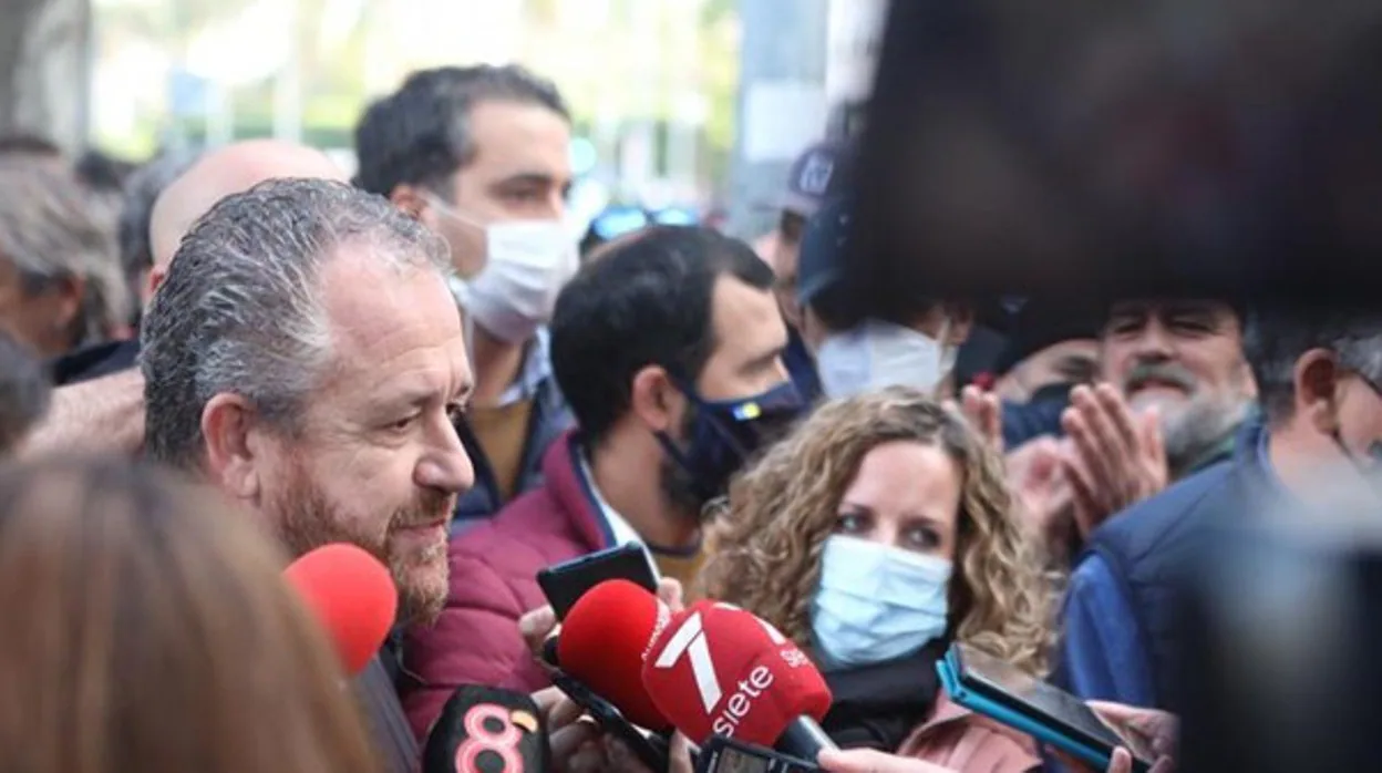 El secretario general de UGT-FICA en Cádiz, Antonio Montoro, atendiendo a los medios
