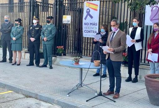 El subdelegado, José Pacheco leyendo la declaración institucional