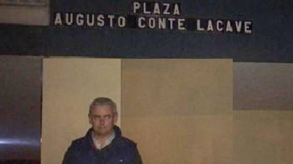 Jaime Conte, bajo el letrero con la plaza que lleva el nombre de su abuelo.