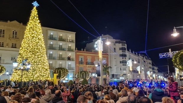 Monchi ilumina la Navidad 2021 en San Fernando