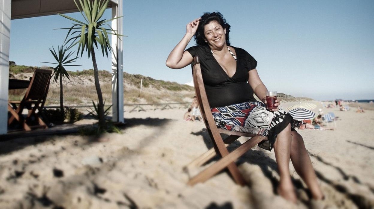 La escritora Almudena Grandes, en una imagen en la playa de Rota