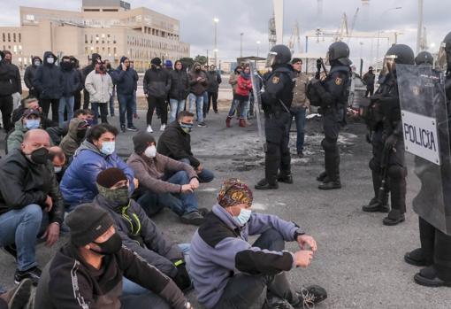 Piquetes y policías en astilleros.