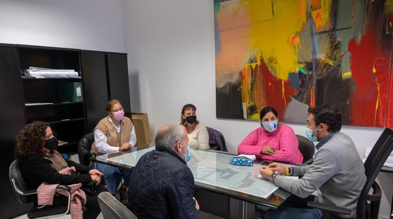 Momento de la reunión del equipo de Gobierno con las Ampas.