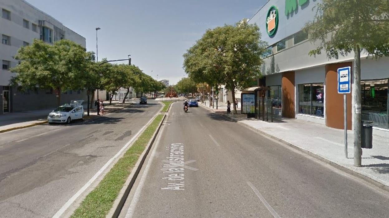 Tremendo choque entre una motocicleta y un turismo en la Avenida de la Ilustración de Cádiz