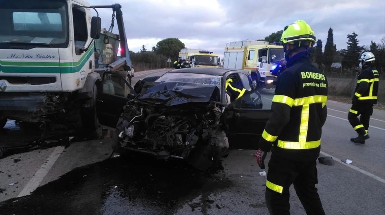 Una mujer herida grave tras chocar un coche y un camión en Chiclana