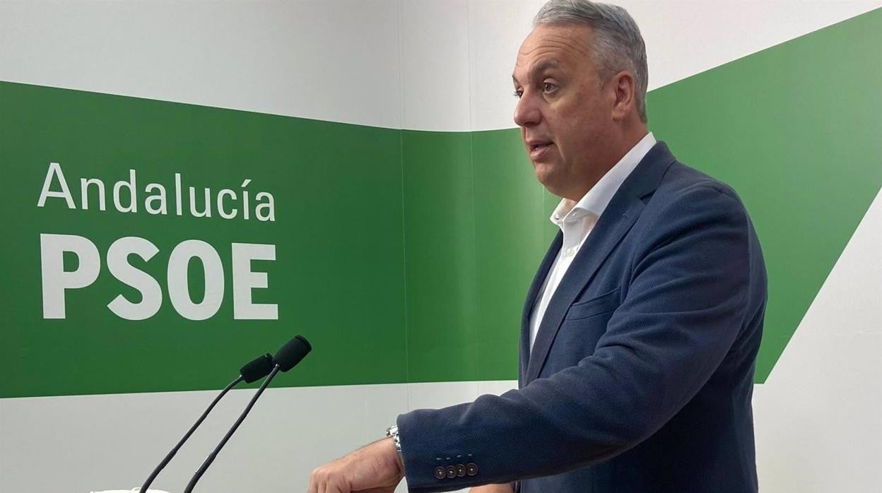 Juan Carlos Ruiz Boix, esta mañana de lunes en la sede provincial del PSOE de Cádiz.