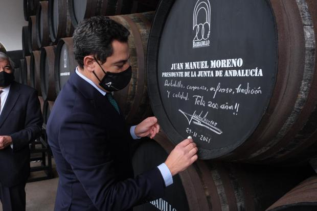 Juanma Moreno visita las bodegas de Barbadillo en Sanlúcar de Barrameda