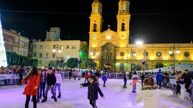 Pista de hielo y tobogán en Cádiz: fechas y actividades programadas hasta el 4 de enero