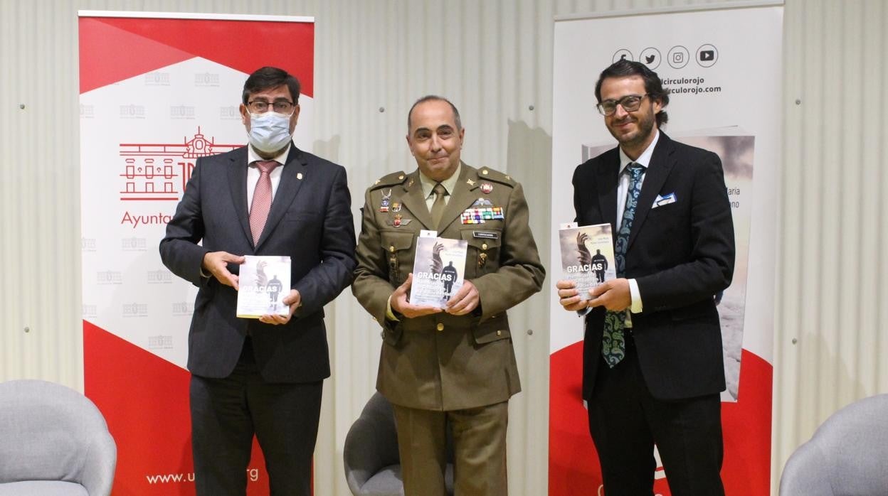 El autor del libro junto al alcalde de Utrera, José María Villalobos y el colaborador de ABC, Alberto Flores