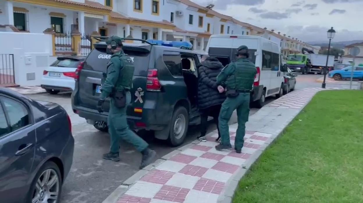 Agentes de la Guardia Civil trasladan a uno de los detenidos en Los Barrios.