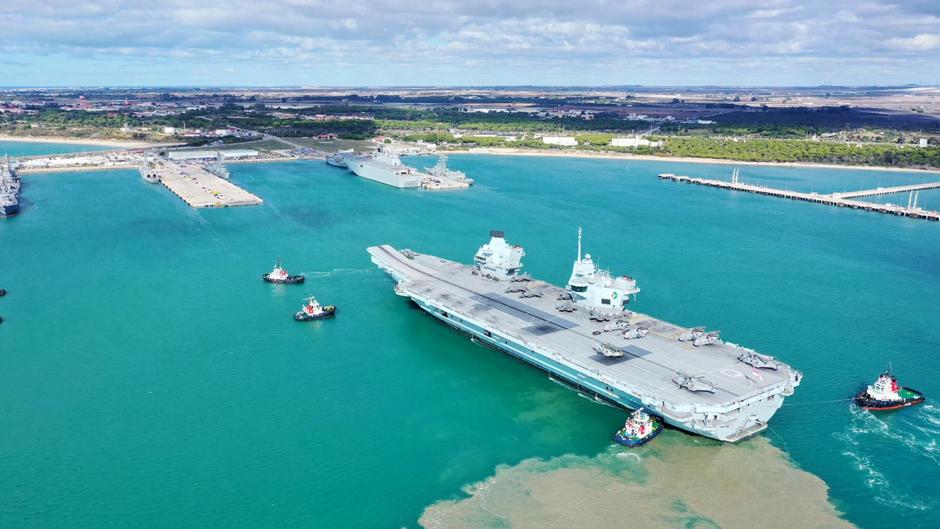 Vídeo: Así ha sido la llegada del portaviones 'HMS Queen Elizabeth', buque insignia de la Armada británica, a la Base Naval de Rota