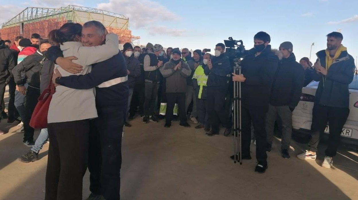 La parlamentaria andaluza Teresa Rodríguez, durante su visita a los trabajadores de CYMI en huelga el miércoles, 1 de diciembre.