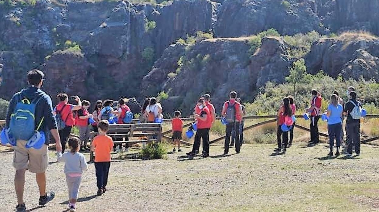 Un grupo de visitantes en el Cerro del Hierro