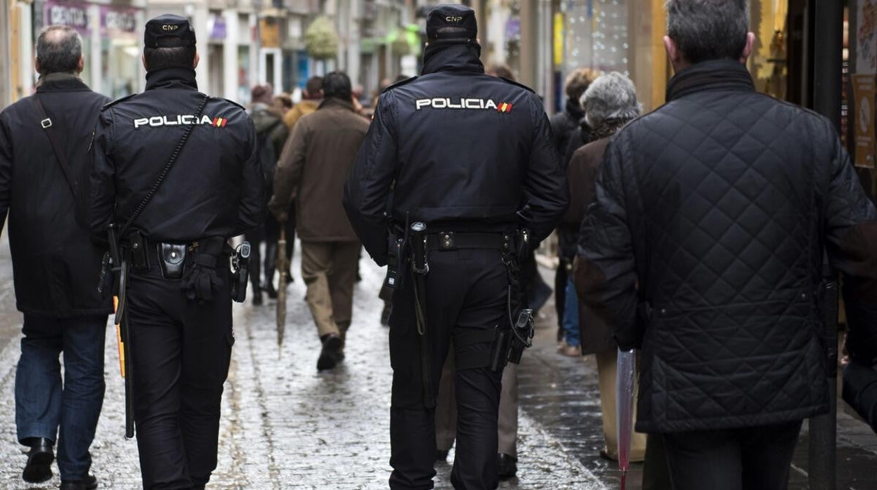 Agentes de la Policía Nacional incrementan su presencia en las calles estos días de mayor afluencia comercial.