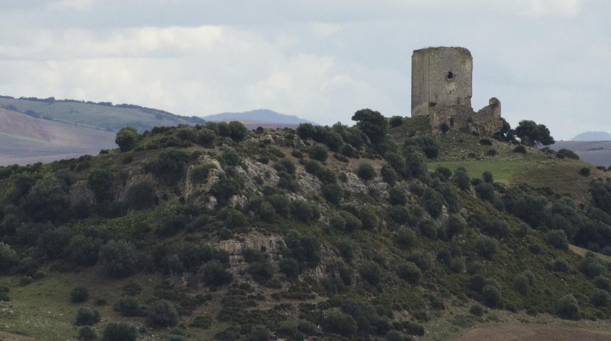 La Torre de Lopera se encuentra en una elevación del terreno